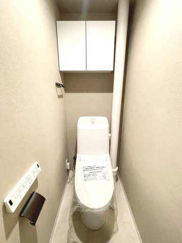 温水洗浄便座トイレ、上部には扉付きの収納があります