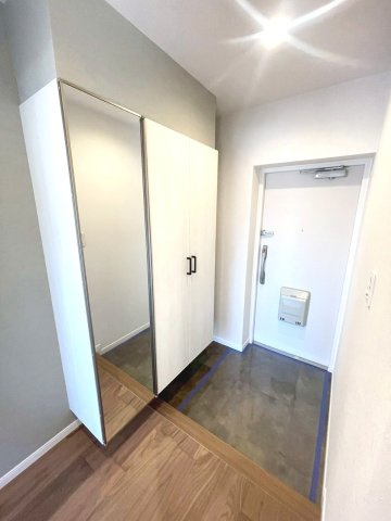 玄関には姿見付のシューズボックスでお出かけ前のチェックもOK