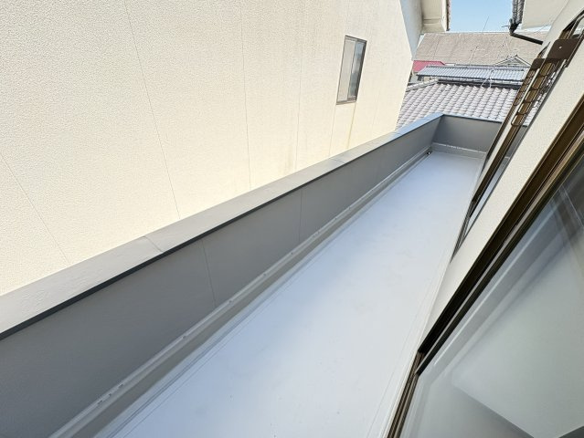 2階のベランダは東向きで日当たりが良く、晴れた日には心地よい風が通り抜け、季節の移ろいを感じながら過ごせる気持ちのよい空間です。観葉植物を置いたり、ちょっとした日光浴も楽しめる明るい空間です。