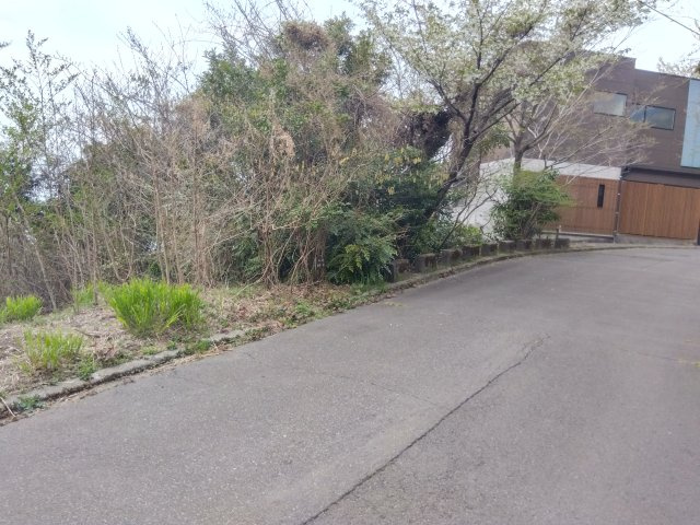 前面道路・間口ともに広々としています。熱函道路まで車で10分です。三島市街地、函南や伊豆までのアクセス良好です。