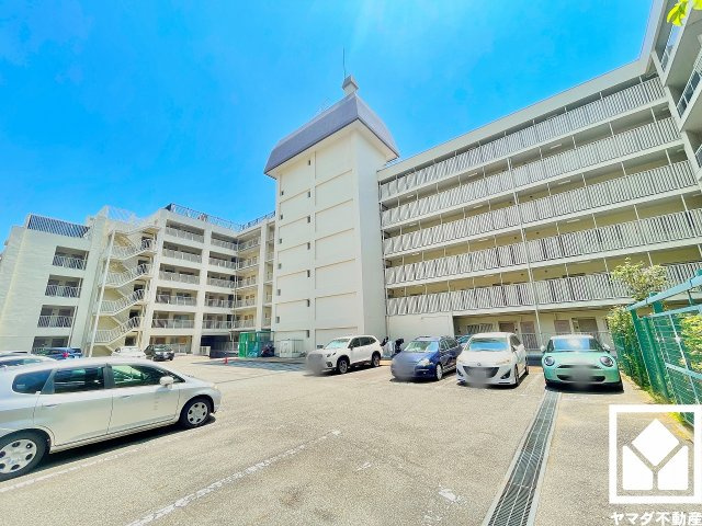 敷地内に駐車場を設置（月額12000円）。重い荷物や雨の日の移動もスムーズで、快適なカーライフを実現。空き状況は弊社スタッフまでお気軽にお問い合わせください。