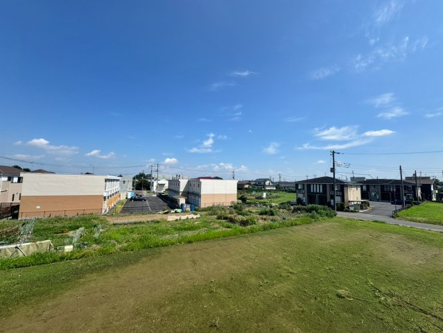前面に遮るものがなく、すっきりとした青空が広がる開放的なロケーション！周囲の落ち着いた街並みや緑を見渡せる気持ちの良い眺望です。日々の中に心地よい開放感を与えてくれます。