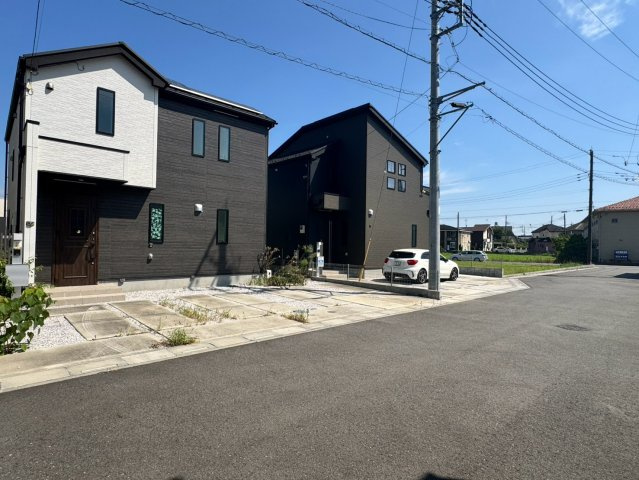 前面道路はゆとりがあり、お車の出し入れやすれ違いもスムーズに行えます！運転が苦手な方でも安心して駐車できる環境です。周辺は交通量が少なく、お子様がいるご家庭も安心の住環境です。