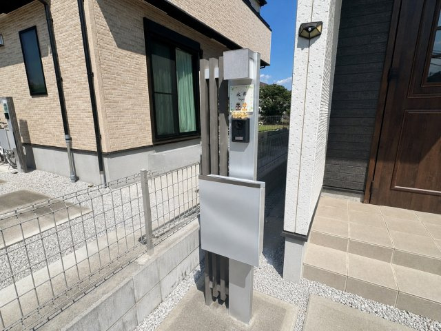 防犯対策に役立つTVモニター付きインターホンと使いやすいポストを設置！2022年築浅ならではの綺麗な設備で、日々の安心・快適な暮らしを守ります。お気軽にお問い合わせください！
