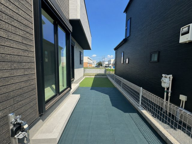 家庭菜園やBBQ、お子様・ペットの遊び場としてマルチに大活躍するお庭！おうちに居ながら気軽にアウトドア気分が味わえます。日当たりも良く、趣味の時間を存分に楽しめる素敵な空間です。
