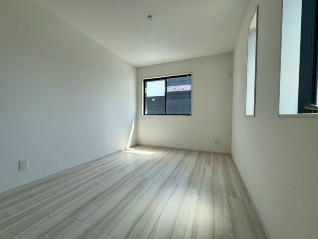 2022年築浅ならではの綺麗な室内が魅力の洋室！明るく清潔感あふれるお部屋で気持ちよく新生活をスタートできます。陽当り・通風ともに良好で居心地の良い空間です。