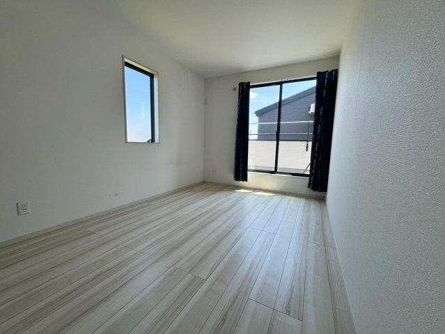 二面採光で陽当り・通風良好な明るい洋室！お部屋全体に心地よい風と光が届きます。主寝室や子ども部屋、ワークスペースなど多目的に活躍する空間です。