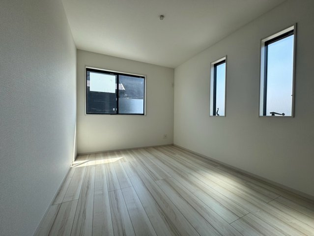 落ち着いた雰囲気でリラックスできる快適な洋室。プライベートな時間をゆったりと過ごせる心地よいプライベート空間です。家具配置がしやすい使いやすい間取りも魅力！