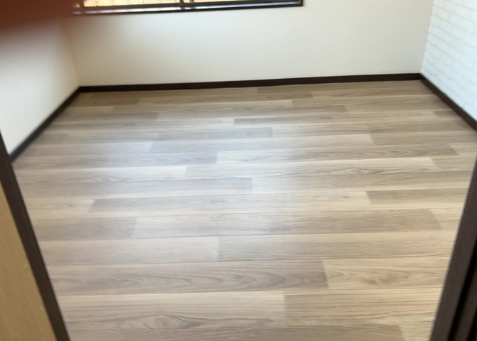 洋室のメリットは重い家具が置きやすく、身の回りが整理しやすいことです。　床がフローリングのため畳とは異なり凹みにくいです。　クローゼットなど収納が豊富で、普段使わない旅行カバンや服の整頓も簡単にです。