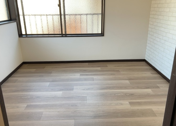 寝室でゆっくりと過ごすためにはベッド周りの適度な空間を担保することや窓の位置、照明の明るさ、寝室の広さなどを考える必要があります。自身や家族の構成とライフスタイルに併せて寝室にする部屋を選びましょう！