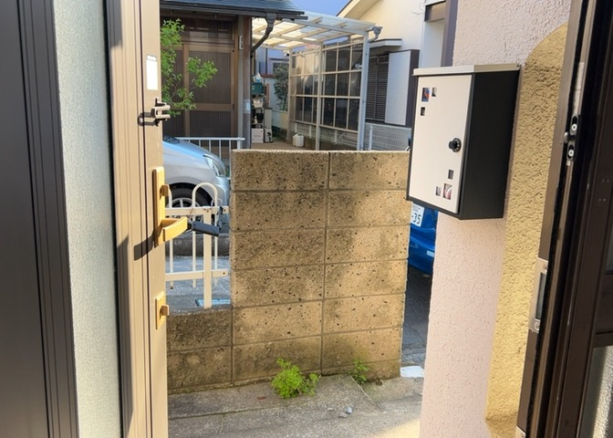 玄関は家の顔でもあり、家族以外の目にも止まる場所です。玄関は外との間を仕切る扉、靴などをしまっておく収納スペース、靴脱ぎのたたきスペース、来客とのやり取りをするドアホンなど複数のアイテムからなります。