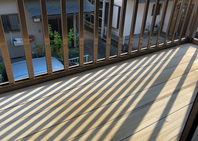 バルコニーは、室外の専用スペースのうち、「屋根がなく開放された空間」であるものを指します。ベランダより広いタイプのものが多く、日当たりもよいため家庭菜園などを楽しみたい人にとって適した環境となります。