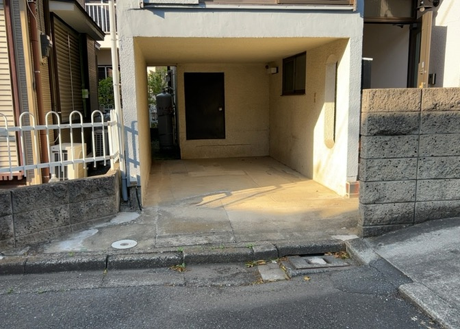駐車場と明記されていても、最小スペースでつくられた駐車場だと大型車は駐車できなかったり、出入りしにくくなったりする可能性があります。お車のサイズと購入したい物件の駐車場のサイズを現地で確認しましょう。