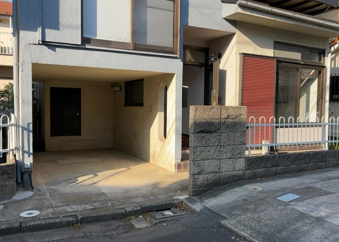 住宅用の土地では前面道路に2m以上接していなければならないと法律で定められています。しかし、お持ちの車のサイズやライフスタイルなどにより、2mでは利便が悪い場合もございますので、事前に確認しましょう。