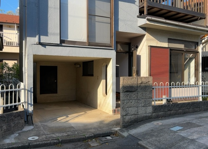 お持ちの車種によっては前面道路が広い方が便利でしょう。しかし、前面道路が広ければその分交通量が多くなるため、騒音などが気になる場合があります。実際に現地を見学し、周辺交通量や騒音などを確認しましょう！