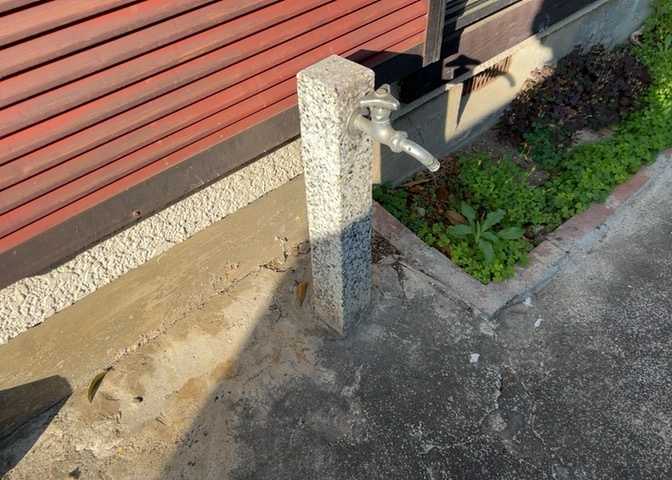 敷地内に散水栓や立水栓があると便利です。水道水を直接利用できるため、水を運ぶ手間を省くことが出来ます。大量の水を必要とする洗車作業や清掃などに役立ちます。その他設備とあわせて、現地でご確認ください。