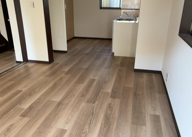 L型アイランドタイプは、キッチンからダイニングにもリビングにも目が行き届くので、とても使いやすい配置です。L字型独立タイプは、キッチンを独立させてるためLDKというよりもLDといった様なイメージです。