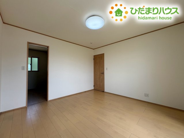 明るく開放的な室内で快適にお過ごしいただける洋室です!　シンプルでレイアウトしやすい間取り形状になっており、ご夫婦の主寝室としてはもちろんお子様の成長に合わせたお部屋としてもフレキシブルに使えます♪