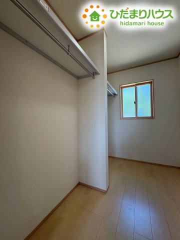 洋服やバッグ類をまとめてたっぷり仕舞える大容量WICです!　どこに何があるかひと目で見渡せる設計になっており、毎朝の身支度やコーディネート選び、季節ごとの衣替えも大変スムーズに行っていただけます♪