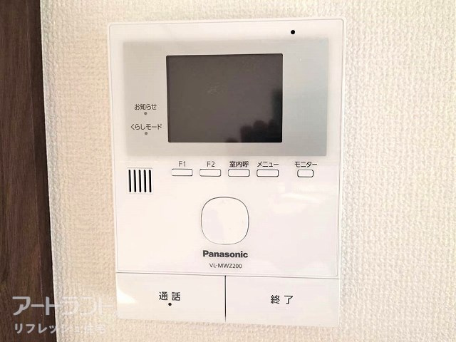 新設のモニター付きインターホン。リビングから来客の確認ができるため安心。