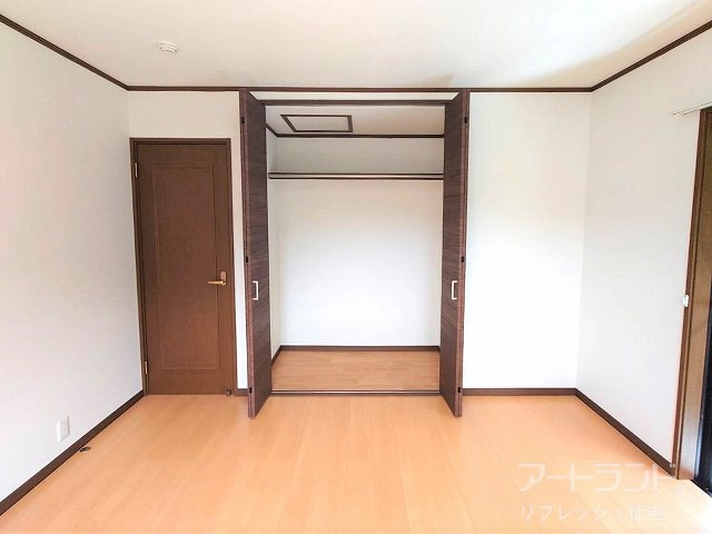 2階洋室8帖の新設クローゼット。お気に入りのお洋服もすっきりと収納できるハンガーパイプ付き。