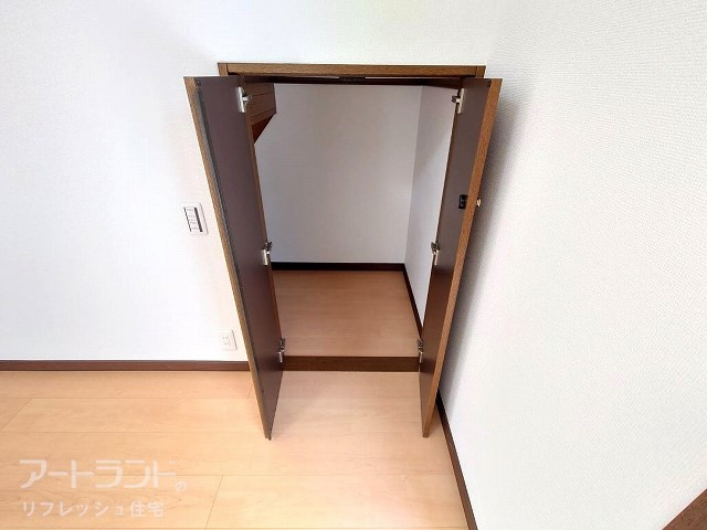 リビングにある階段下収納。お掃除道具や日用品などの収納場所に便利。