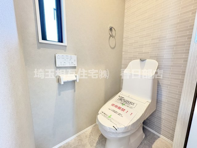 トイレは1階・2階それぞれに設置で便利です。温水洗浄機能付き。