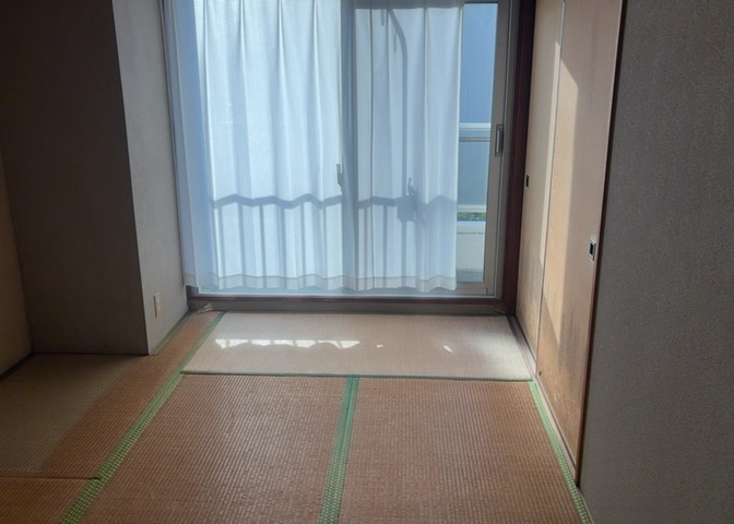 寝室でゆっくりと過ごすためにはベッド周りの適度な空間を担保することや窓の位置、照明の明るさ、寝室の広さなどを考える必要があります。自身や家族の構成とライフスタイルに併せて寝室にする部屋を選びましょう！