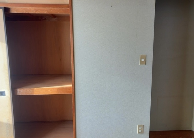デザイン性を重視しすぎて収納が少なかった！なんてことにならないため、事前に現地で収納の数を確認しておくことをお勧めします。クローゼット以外にも床下収納や屋根裏収納、パントリーなどもチェックしましょう。