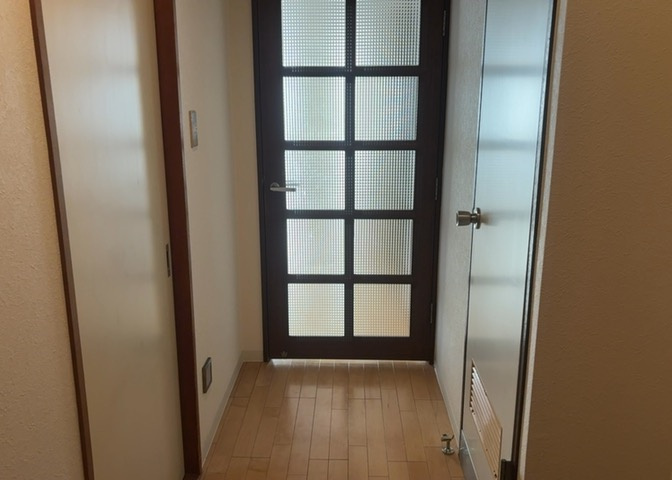内装はとにかくおしゃれなものがいい！と選ぶ前に、まず住んだ後のことを想像してみましょう。住んでみたらコンセントの位置が悪くて使いにくいなど出てきます。事前にどの家電をどこに置くか想定しておきましょう。