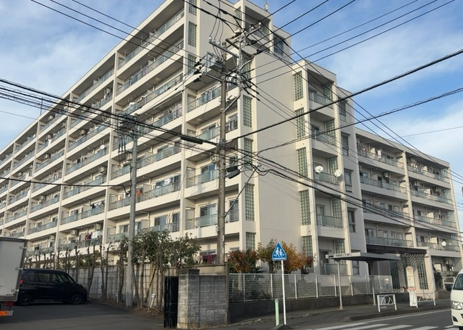 外観はマンション管理がされているかの目安になります。築年数が古いと、壁面は劣化してひび割れが生じることも！建物が古びていても細かいところが修繕されていると、きちんと管理されているなぁと感じるでしょう。