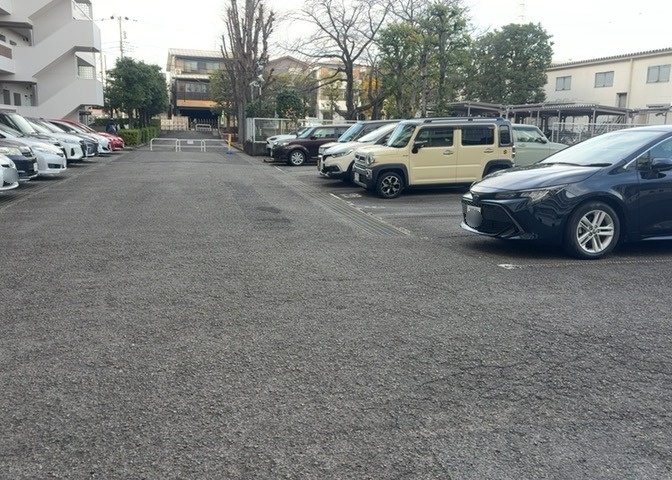 車一台あたりに必要なスペースは、標準サイズの普通自動車で横幅2m50cm、長さ5mは必要になります。ただし、乗降のことも考慮して横幅3m30cm、長さ5m50cmほどは確保できるところを選びましょう。