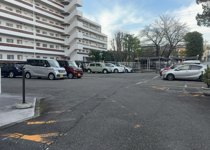 駐車場と明記されていても、最小スペースでつくられた駐車場だと大型車は駐車できなかったり、出入りしにくくなったりする可能性があります。お車のサイズと購入したい物件の駐車場のサイズを現地で確認しましょう。
