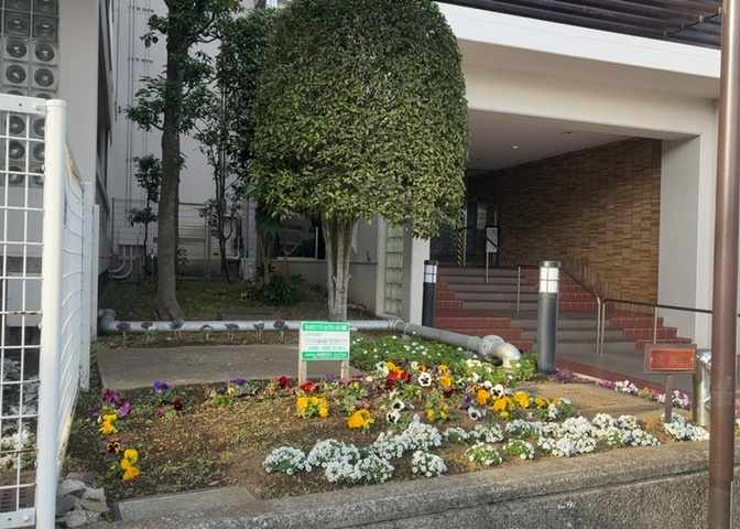 物件によっては、入居者が個人的に使用できる専用庭がついているものもあります。また、住宅の中にある土間の部分を庭と呼ぶこともあります。庭の用途は住む人によって変わり、それによってデザインもさまざまです。