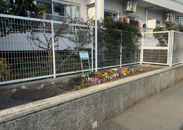 中庭（パティオ）とは、一つの建築物の内部に設けられた、壁などで囲われている庭のことを指します。コの字型、ロの字型が主流ですが、L字型の中庭もあります。最近では、インテリア性の高さからも人気があります。