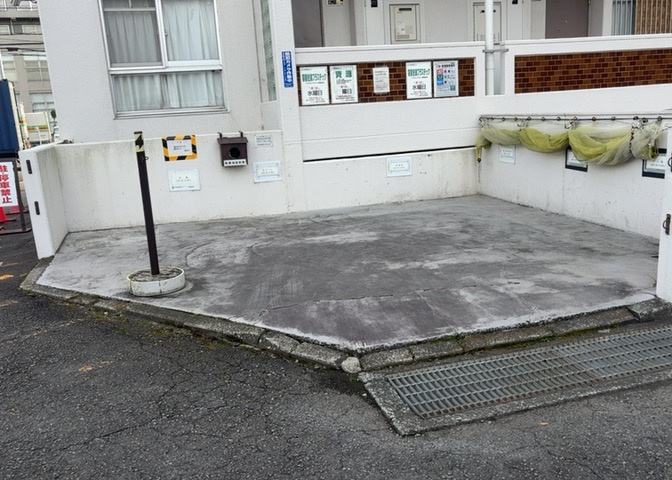 共有部分は、住民なら誰もが使える設備のこと。例えば駐車場やエレベーター、インターネット設備、セキュリティ設備などがあります。他にも、マンションの廊下・外部階段やエントランス・ゴミ置き場などがあります。