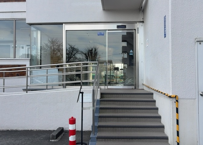 ロビーというと、エントランスと何がちがうの？と思いますよね。実はロビーとエントランスには明確な決まりはありません。物件によっては、エントランスを入って広がるある程度の広さのある空間がロビーとなります。