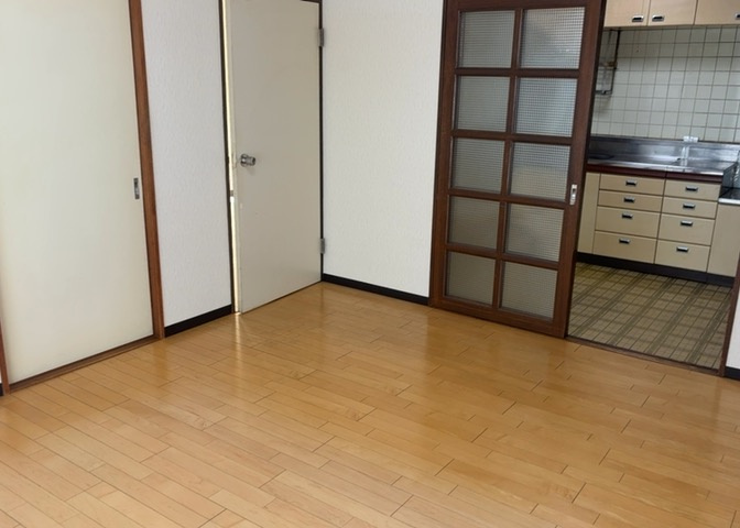 直線タイプはLとDKを一直線に並べた形で対面キッチンのタイプです。一般的なのでよく見かけるかもしれません。直線タイプに似た直接アイランドタイプは、キッチンとダイニングの間に壁がない分広く感じられます。