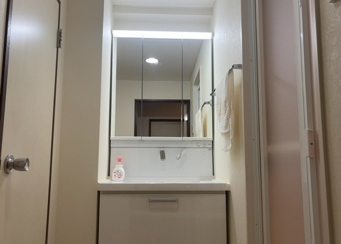 洗面化粧台では顔を洗ったり、身だしなみを整えることが本来の使い方ですが、用途によっては洗面化粧台に求められる機能が違ってくるため、ご自身や家族のライフスタイルに合ったものを選ぶことをおすすめ致します。