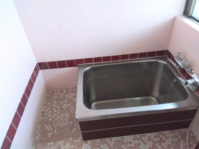 窓があるので明るい室内です。シンプルで使い勝手の良いお風呂です。