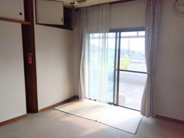 大きい窓から入るたっぷりの日差しが嬉しいですね。寝室として使うのもいいですね。