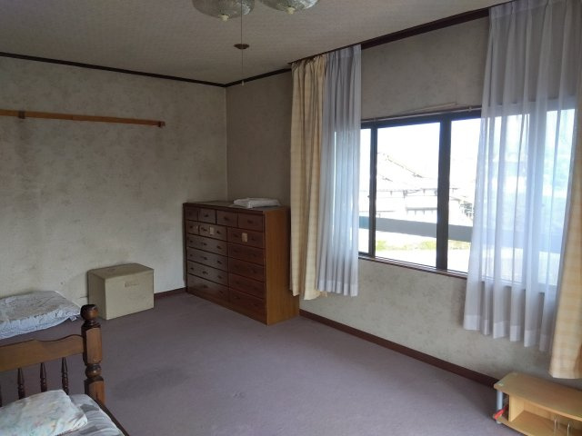 大きい窓があるので明るい空間でのびのびと生活できます。寝室や子供部屋におすすめの洋室になっています。