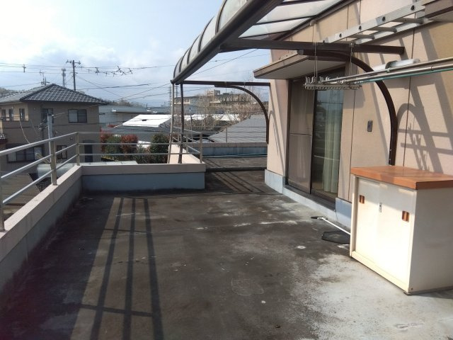 南向き・西向きの二面バルコニーがあります。陽当り良好なのでお洗濯がよく乾きそうですね。