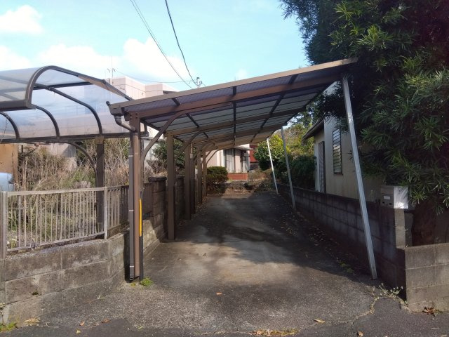 カーポートになっています。大切なお車を雨風・紫外線から守れます。