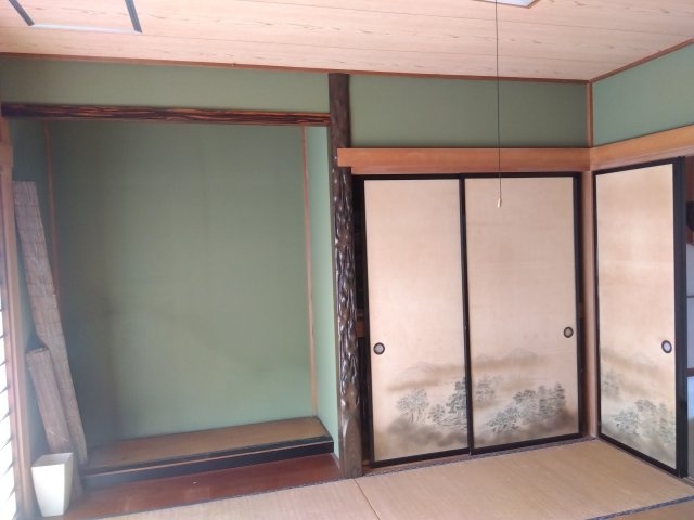 和室には床の間があります。押入れがあるので布団をしまっておく事も出来ます。