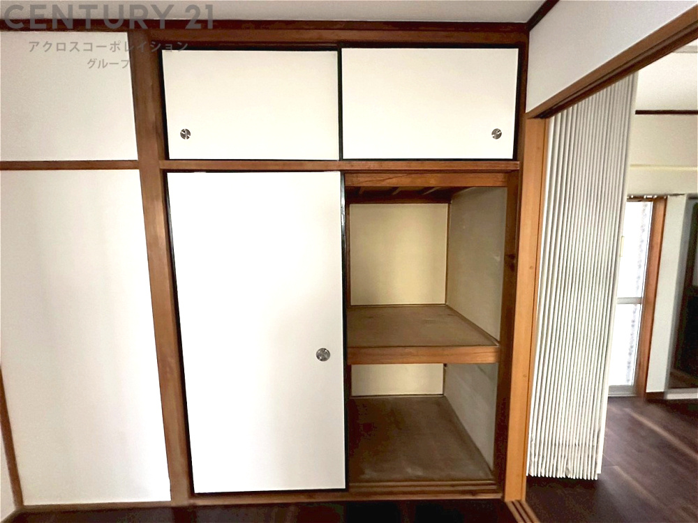 押入れは季節の衣類、寝具などを収納できます。伝統的な美しさと実用性が融合し、収納物を保護する調湿・換気効果があります。使い方によっては書類や小物なども効果的に整理でき空間を有効活用できます。