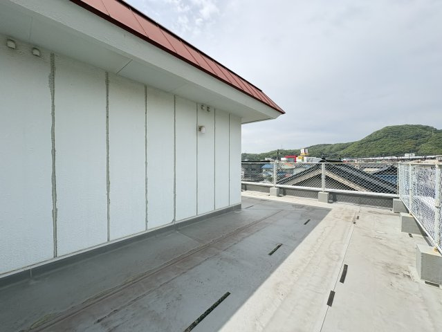 広々とした屋上スペースで、周囲の視線を気にせずプライベートな時間を楽しめます。天気の良い日はBBQやガーデニング、くつろぎのスペースとして活用可能。開放感があり眺望も楽しめます。