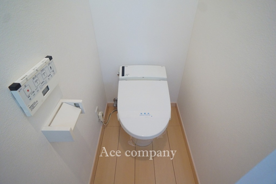 トイレは1階と3階の2ヶ所に完備♪こちらは1階のシャワートイレです☆