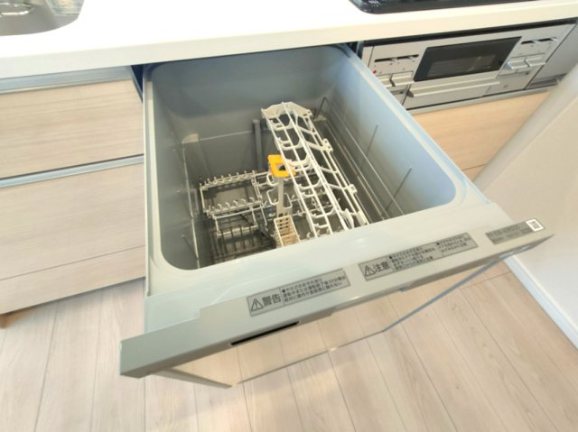 【食洗機】　ビルトイン食洗機付きで後片付けの手間を軽減。家族とのくつろぎの時間が増えます。