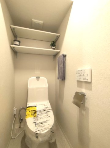【トイレ】　トイレは温水洗浄便座付です。上部に棚があり、小物もすっきり収納できます。